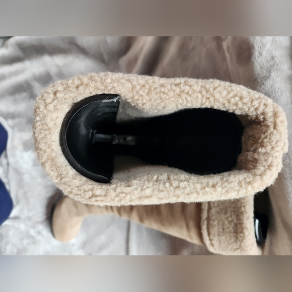 EUC Guess Woman's Heeled Boots 👢 - Picture 2 of 8